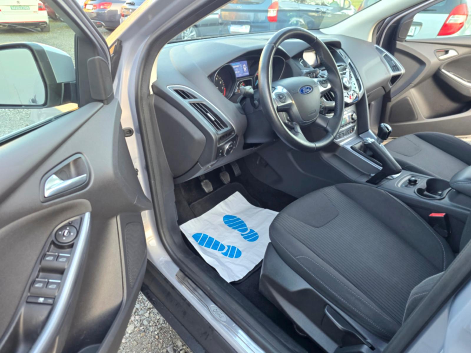Ford Focus 2012 — photo 17