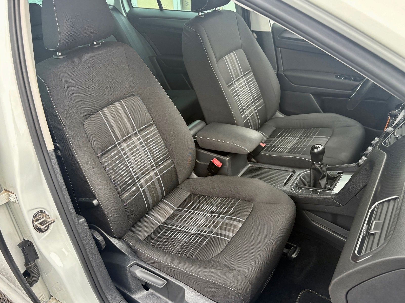 Fahrzeugabbildung Volkswagen Golf Sportsvan VII 1.6 TDI Lounge Navi PDC SHZ