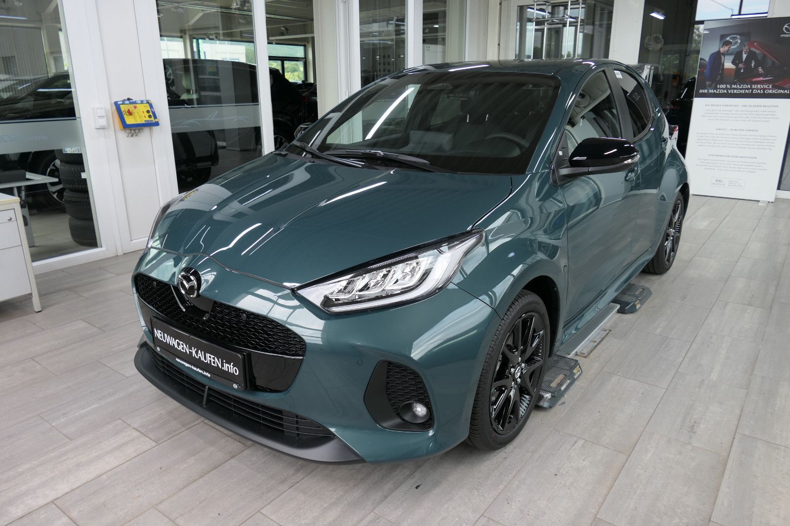 Mazda 2 Hybrid CVT HOMURA 2026 in Fern Green imagem 2