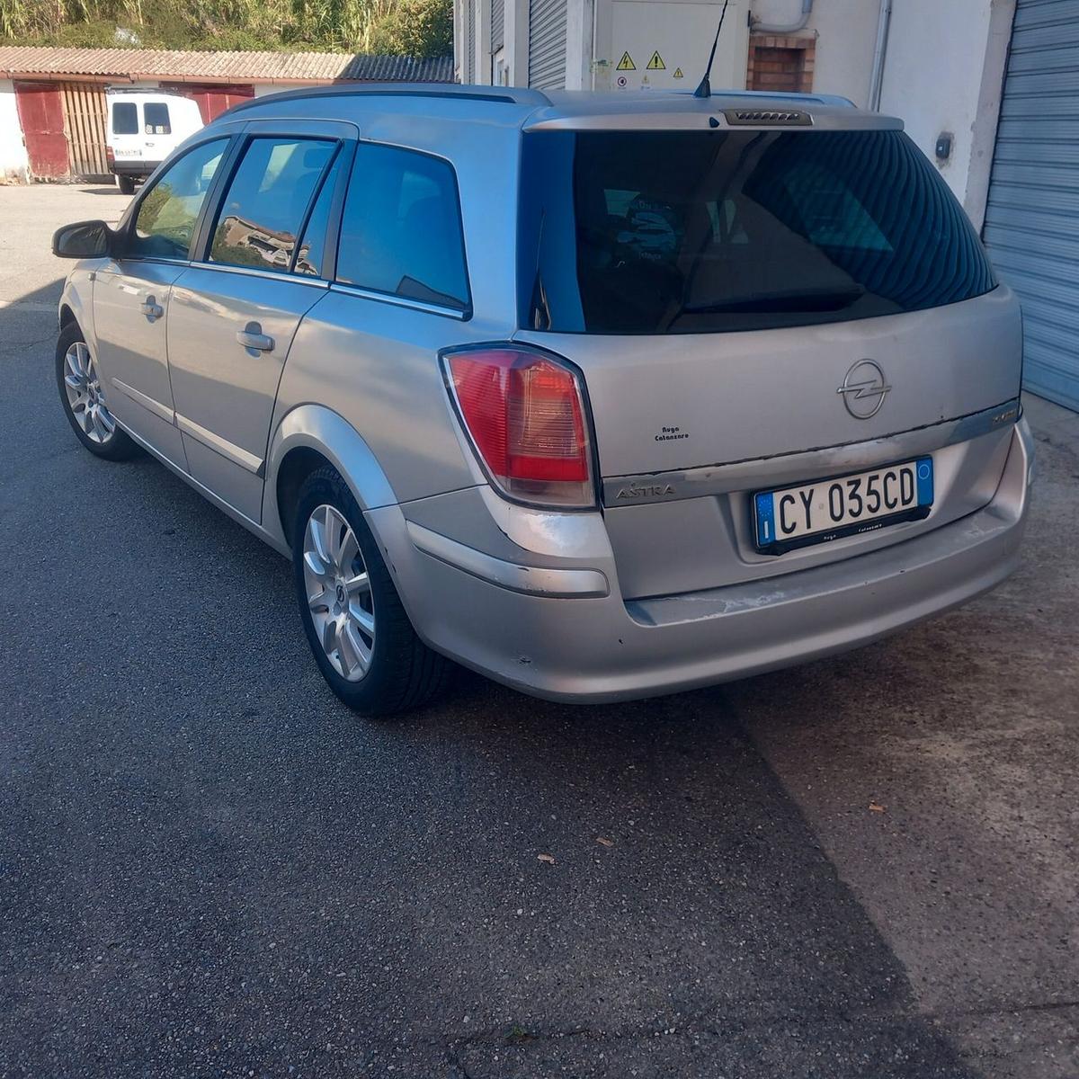 Opel Astra 2005 — rear view