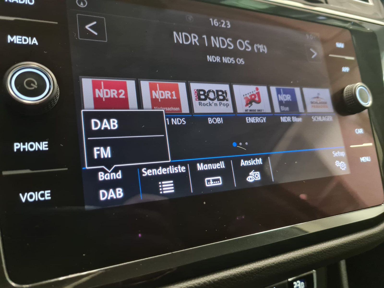 Fahrzeugabbildung Volkswagen Tiguan Comfortline / 1. Hand / AHK / GARANTIE