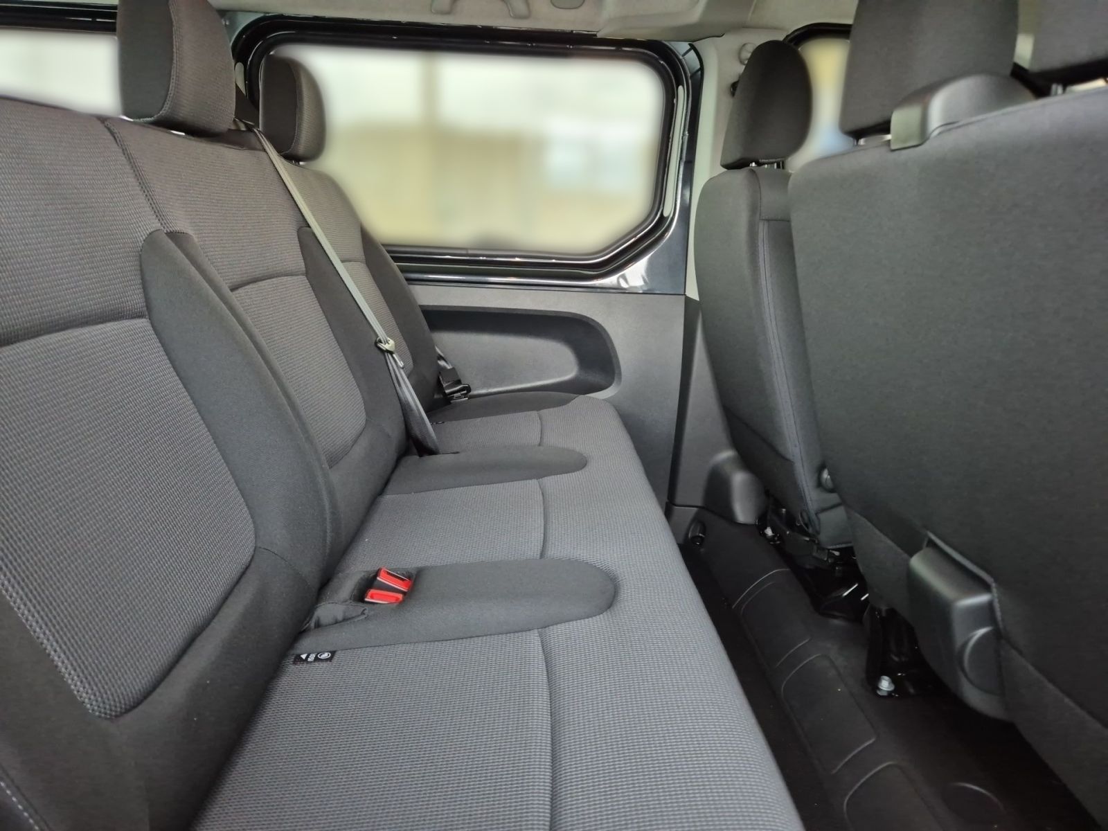 Fahrzeugabbildung Renault Trafic Combi L2H1 3,0t 9-Sitze Start dci 150