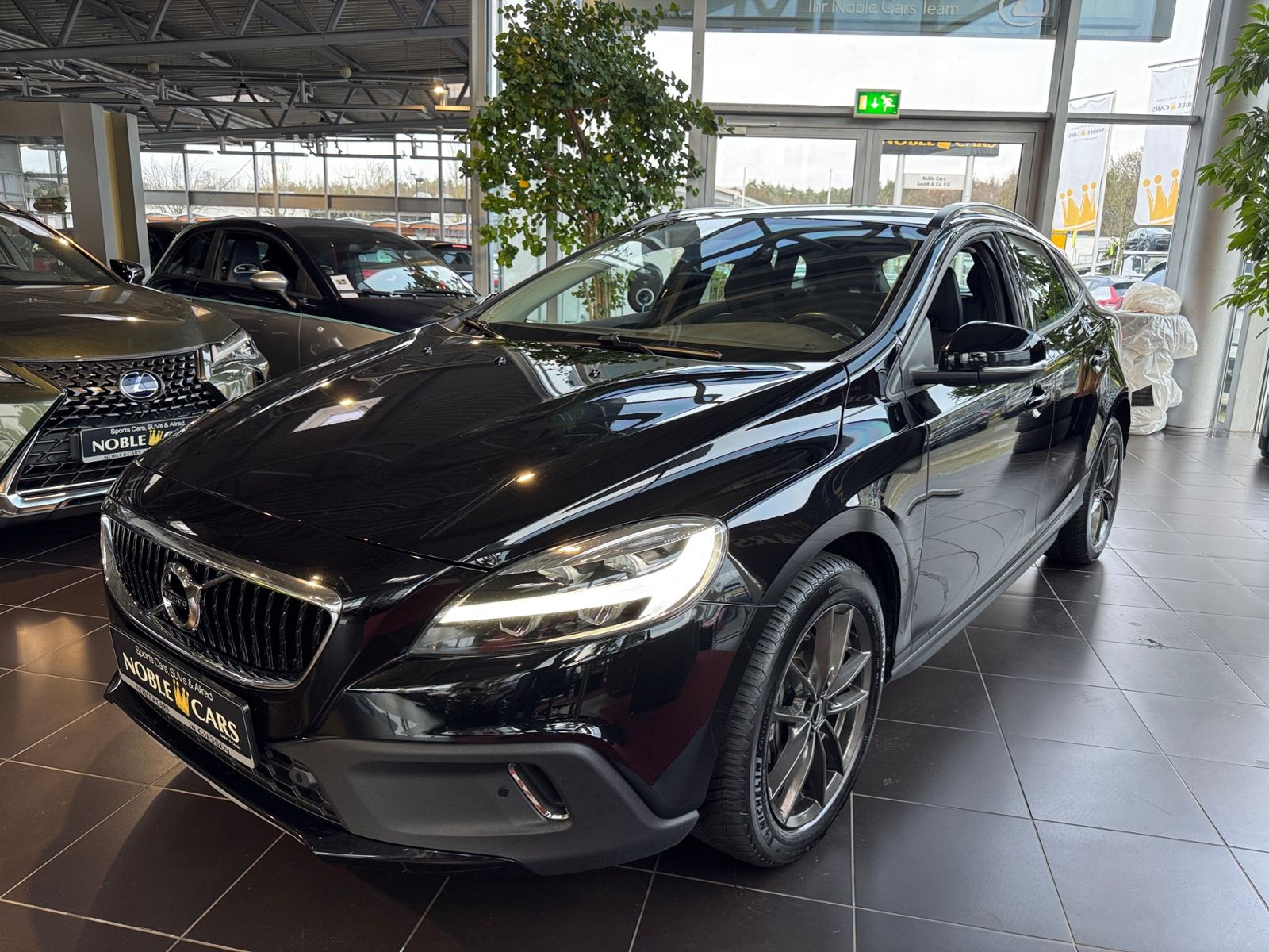Fahrzeugabbildung Volvo V40 Cross Country Plus KLIMA LED NAVI  AHK
