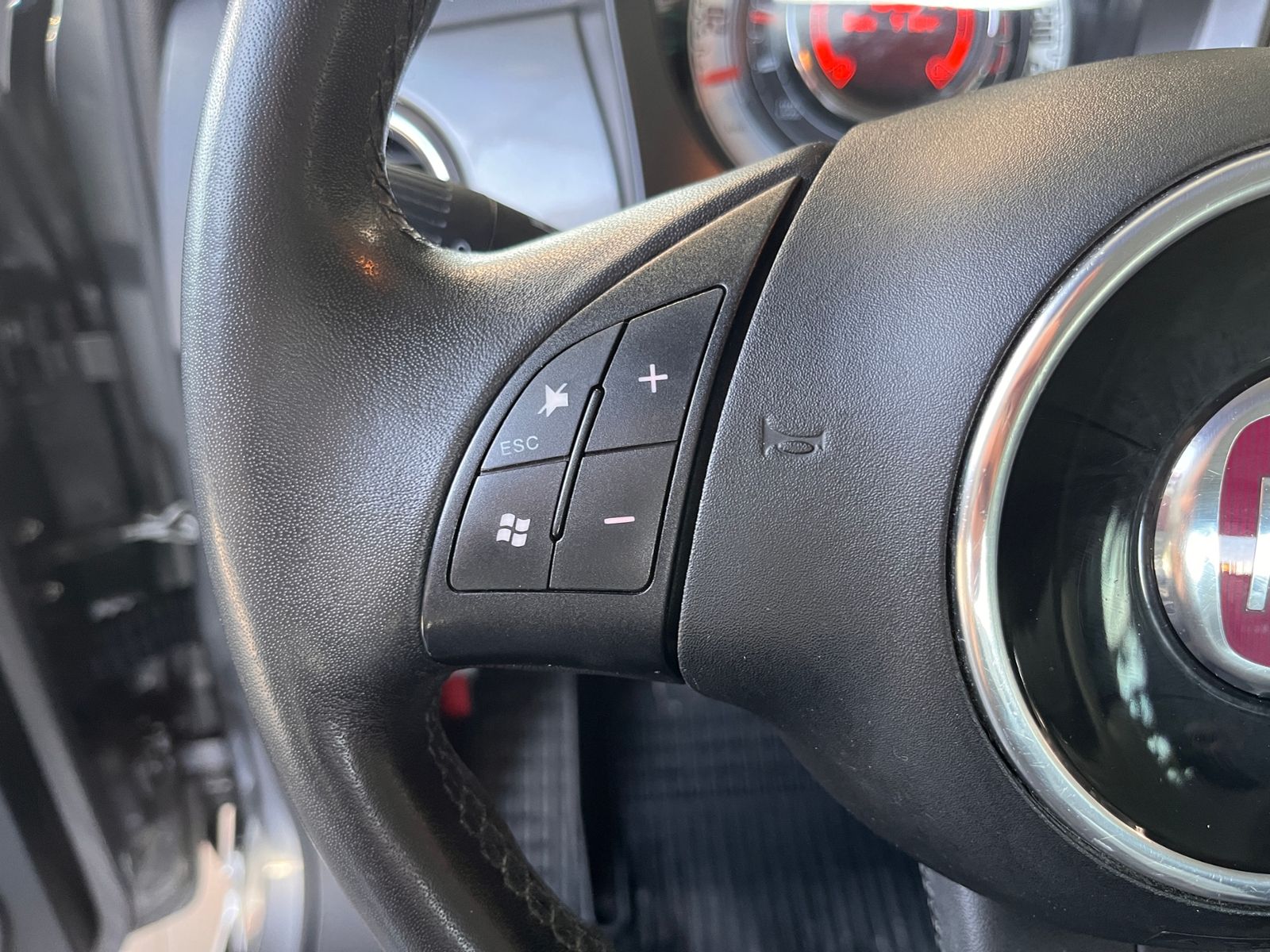 Fahrzeugabbildung Fiat 500C Lounge KLIMA ALU 8-Fach bereift
