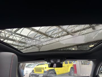 Mercedes-Benz A 220 AMG Line KeyLess+LED+Navi+Pano+SD+SHZ+LM