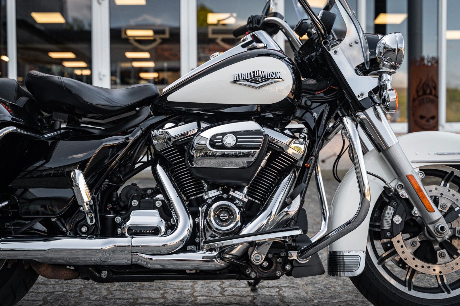 Fahrzeugabbildung Harley-Davidson ROAD KING POLICE FLHP TOURING - JEKILL&HYDE