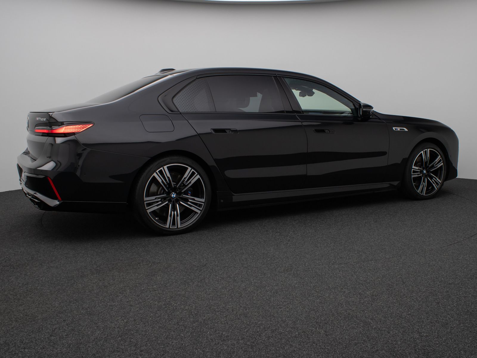 Fahrzeugabbildung BMW M760e Sky Lounge B&W Fond Ent M-Performance Voll