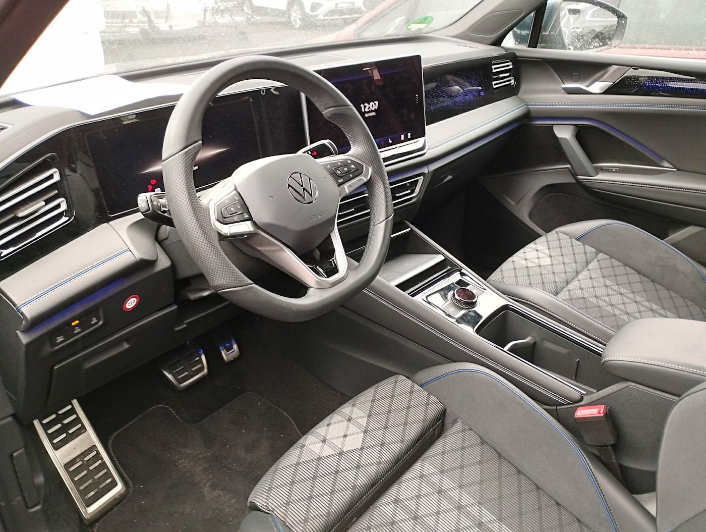 Fahrzeugabbildung Volkswagen Tiguan 2.0 R-Line NEU63T DSG AHK Kamera Matrix