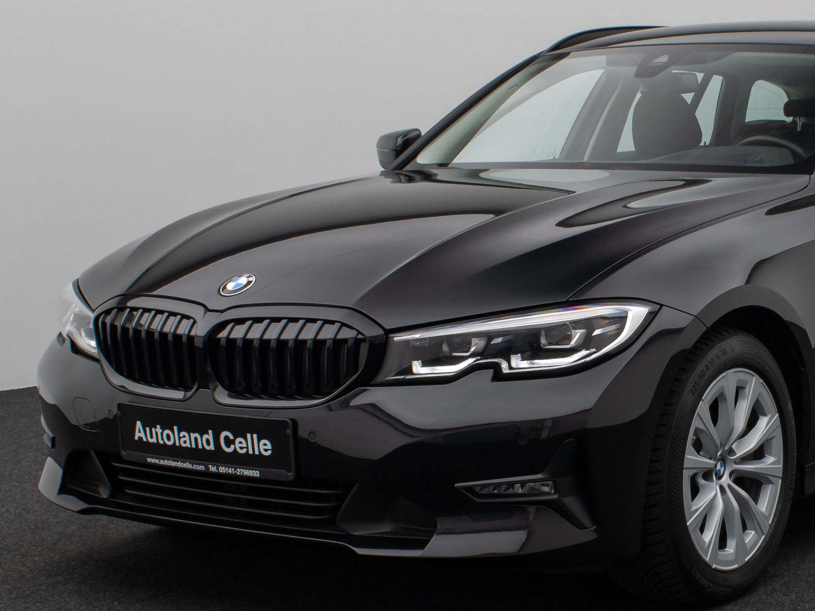 Fahrzeugabbildung BMW 330i HUD DAB CockPitPro DrivAssist PDC LED Alarm