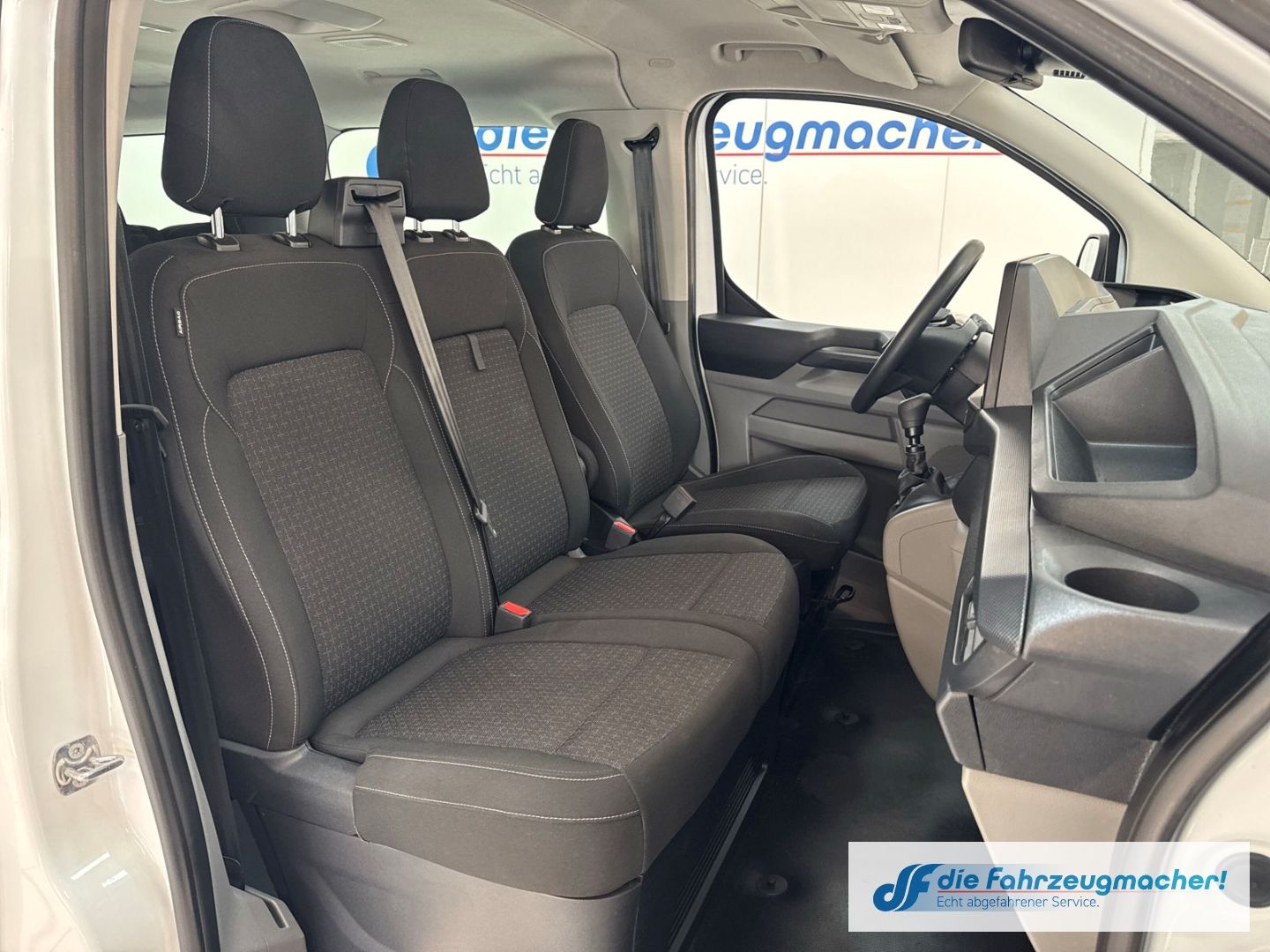 Fahrzeugabbildung Ford Transit Custom Kombi 320 L2 FWD Trend Navi LED K