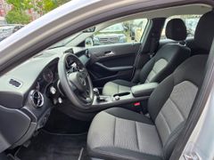 Fahrzeugabbildung GLA 180 Navi Fahrerprofil Ambientebeleuchtung SH
