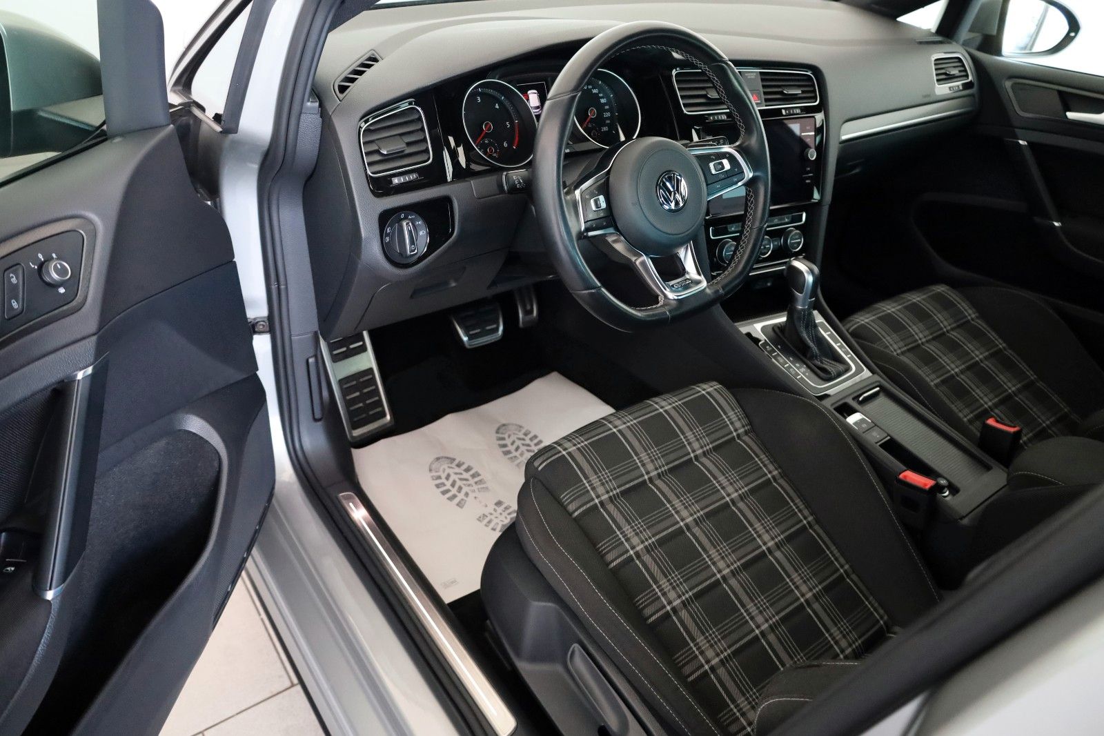 Fahrzeugabbildung Volkswagen Golf VII Lim. GTD Navi,LED,Kamera,SH,PDC,SR+WR