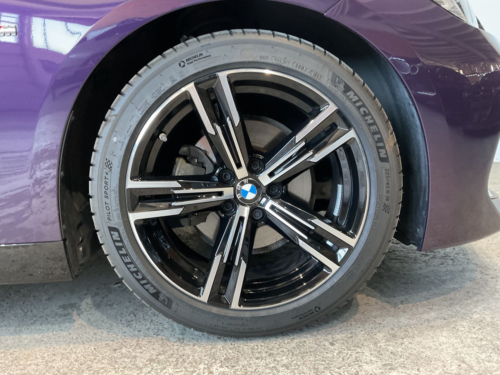 Fahrzeugabbildung BMW 220i | M Sportpaket | M Sportfahrwerk | 18" LMR