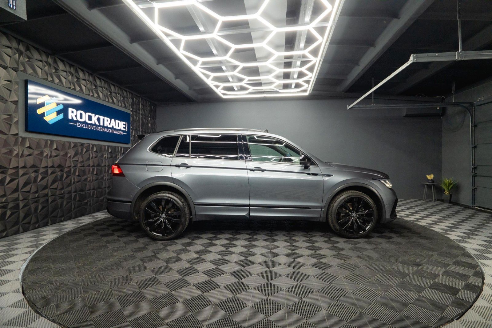 Fahrzeugabbildung Volkswagen Tiguan Allspace R-Line 4Motion HUD | PANO | ACC