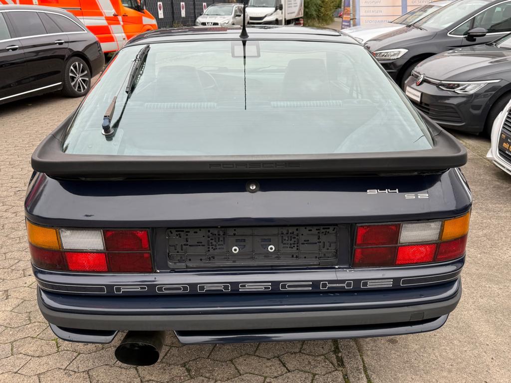 Porsche 944