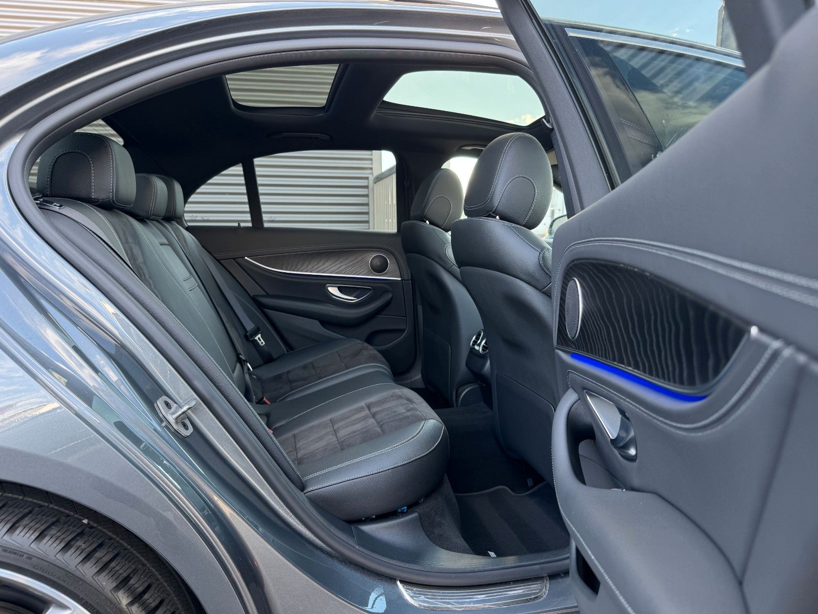 Fahrzeugabbildung Mercedes-Benz E 220d AMG+Pano+MultiBeam+Ambiente+TotW+360