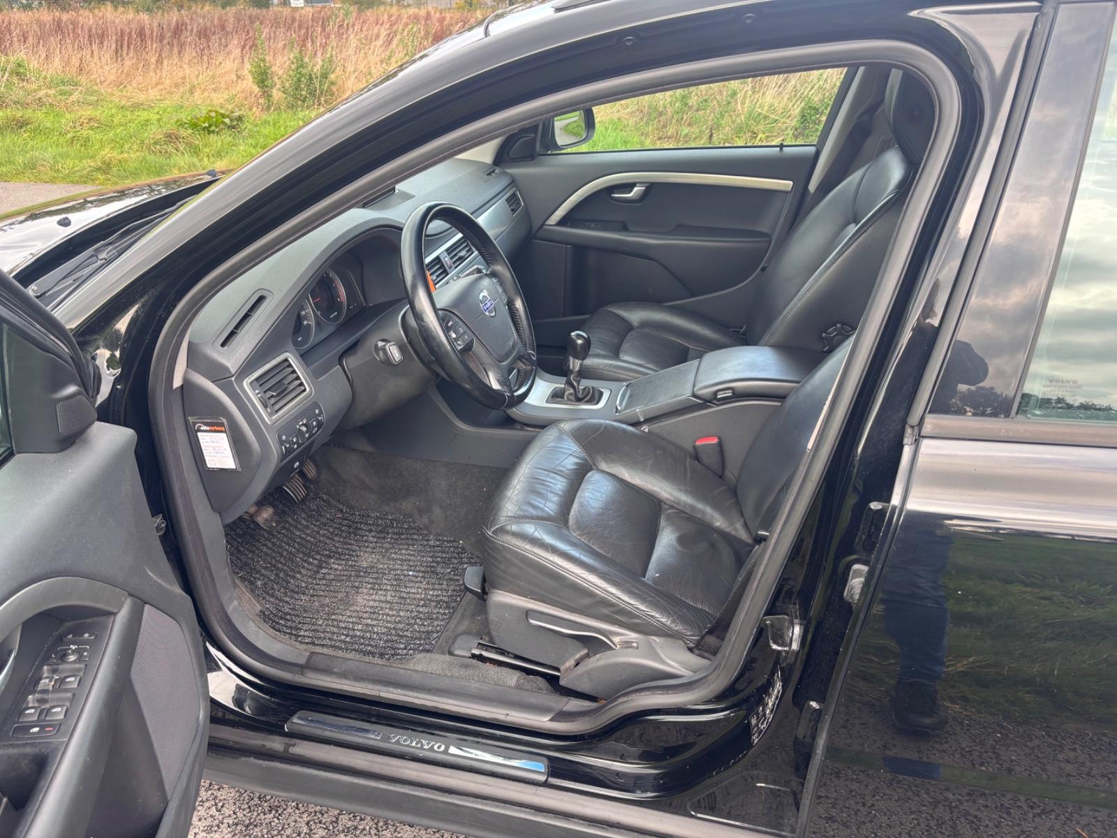 Volvo V70 2010 — photo 9