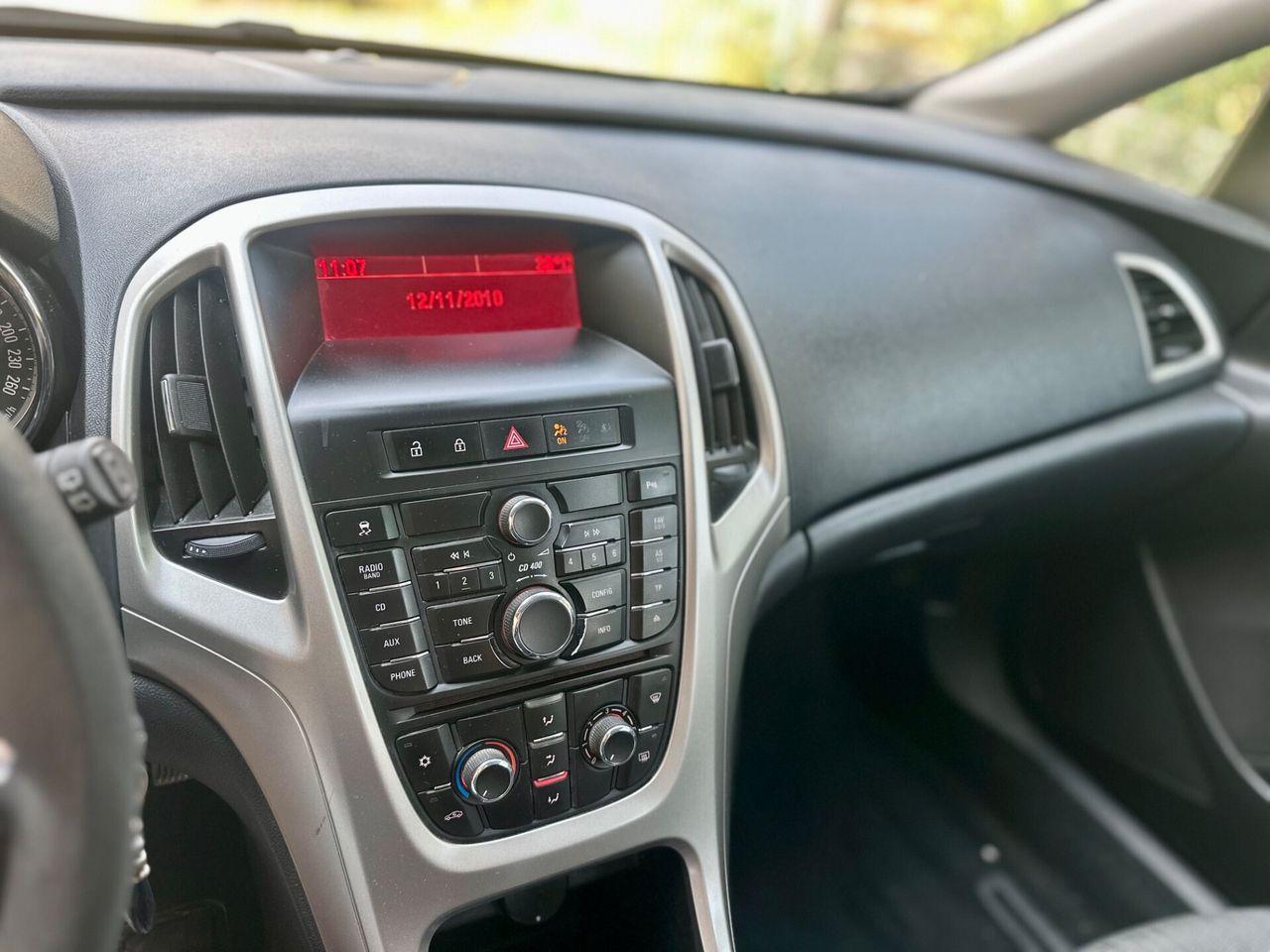 Opel Astra 2011 — photo 13