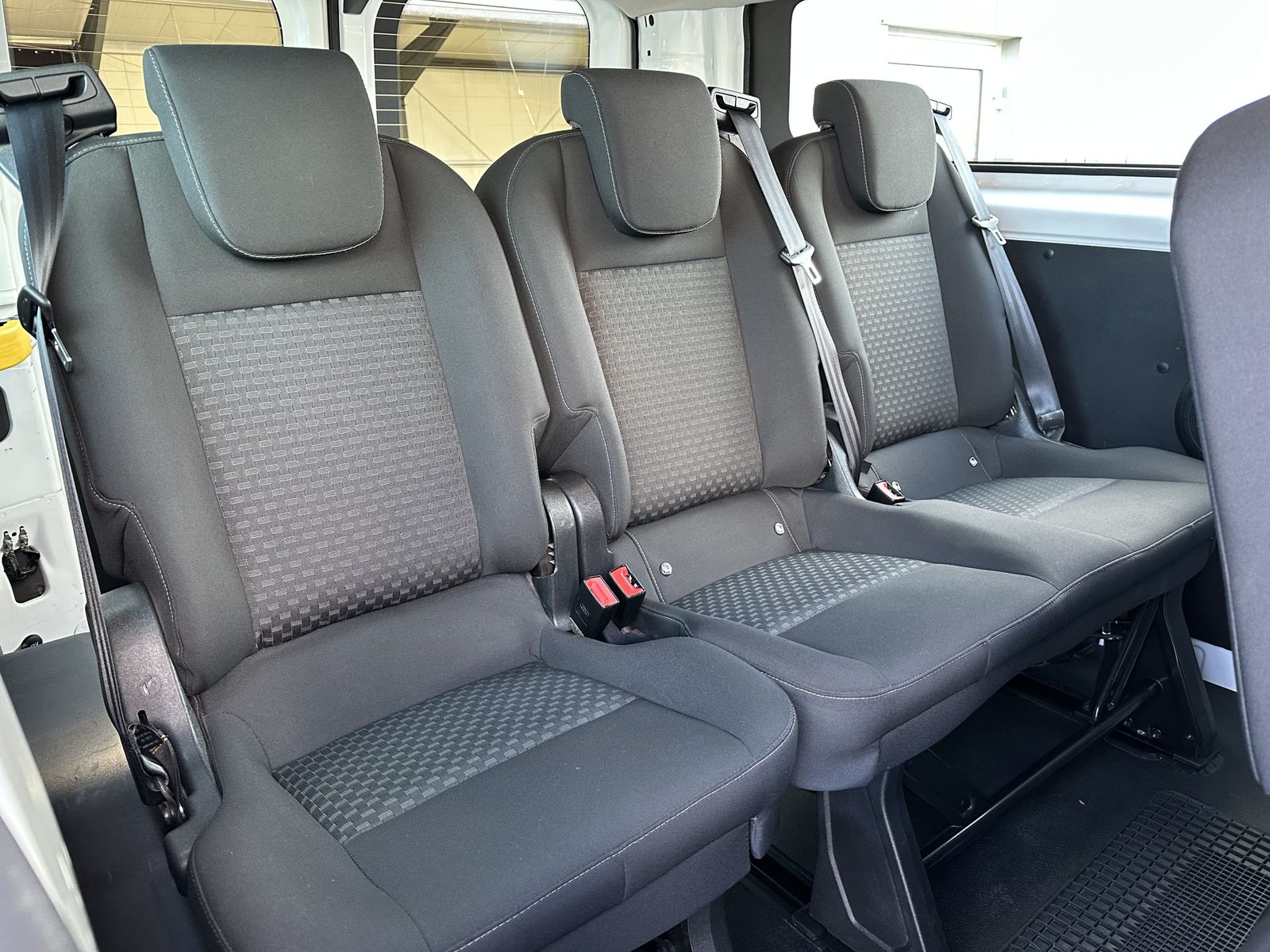 Fahrzeugabbildung Ford Transit Custom 340 L2H1 9-Sitzer NAV+SHZ+CARPLAY
