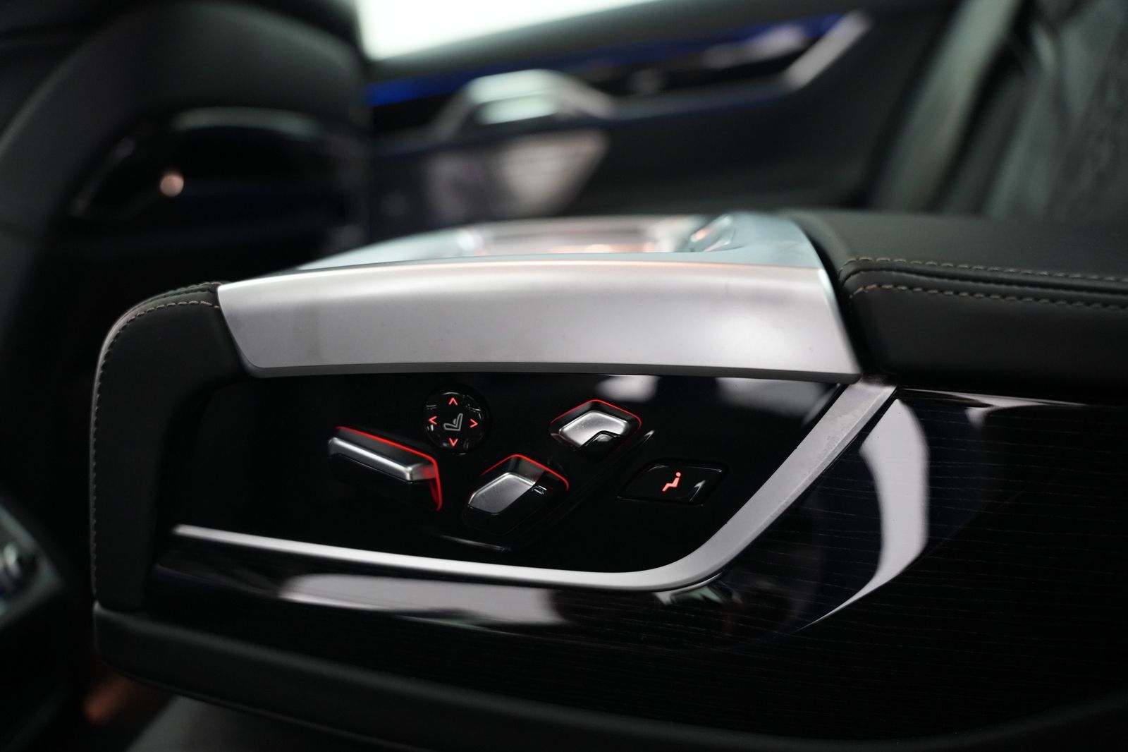 Fahrzeugabbildung BMW 750 750 xDrive*M-Paket*S-Dach*Bowers&Wilkins*HUD