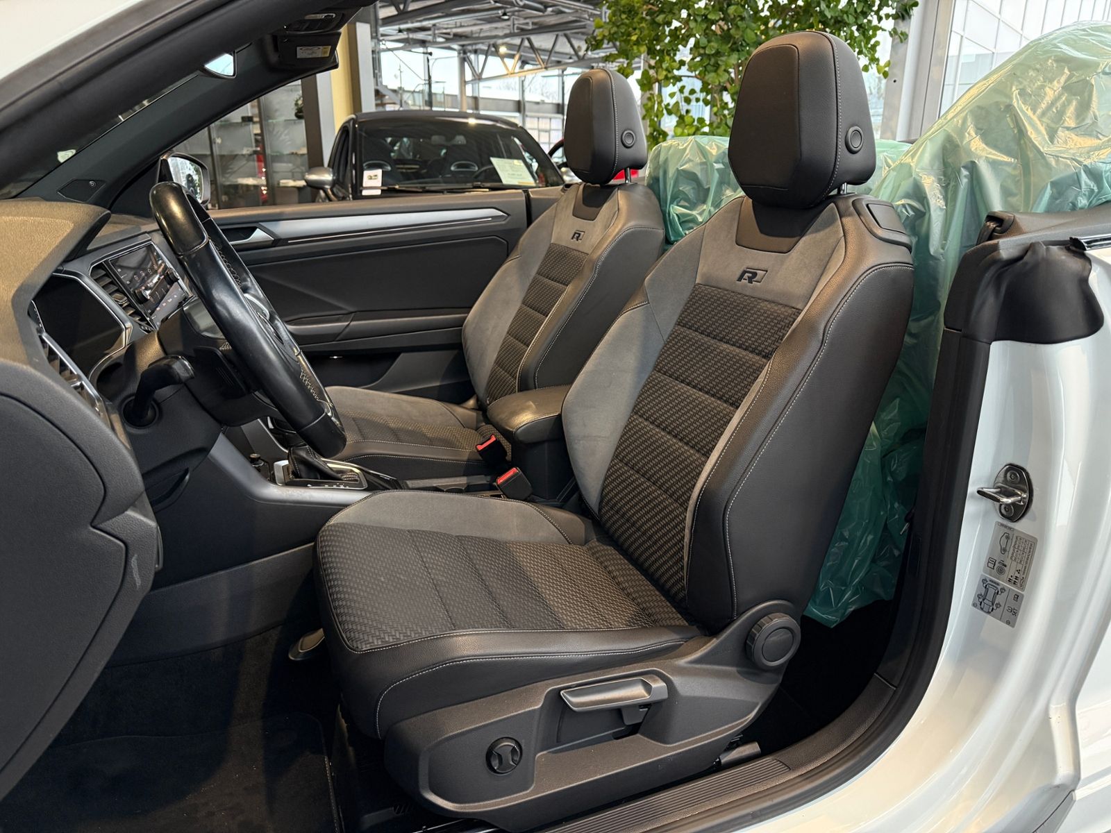 Fahrzeugabbildung Volkswagen T-Roc Cabrio R-Line Black AHK BEATS 8-FACH BEREI