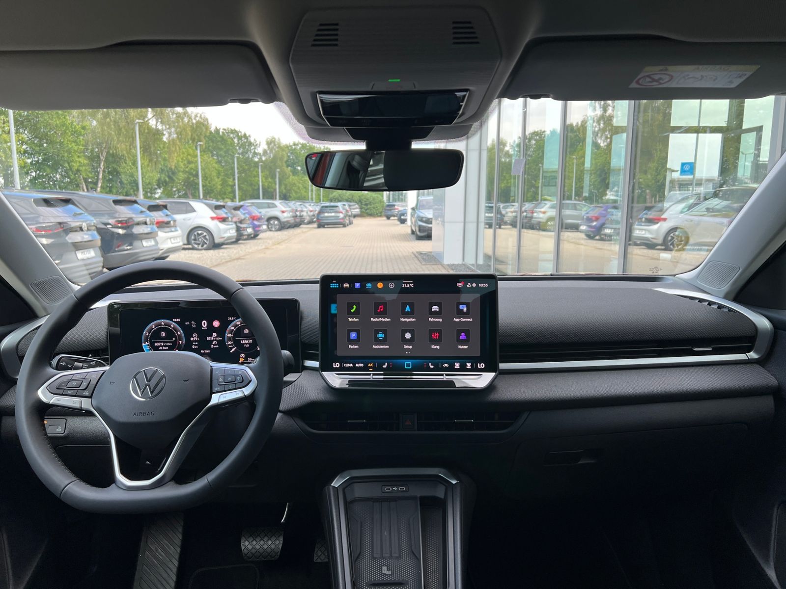 Fahrzeugabbildung Volkswagen T-Roc  Life 1.5 eTSI DSG *AHK, Ganzjahresreifen,