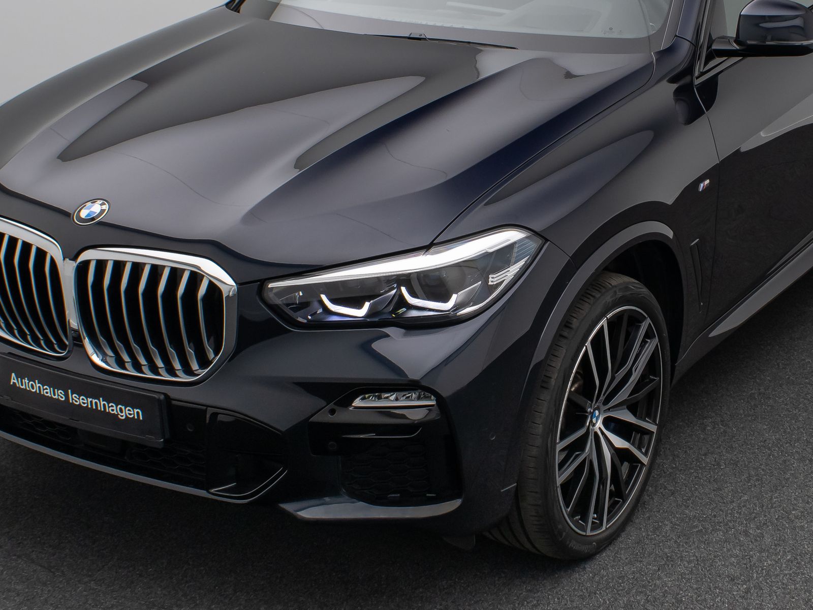 Fahrzeugabbildung BMW X5 xD40d M Sport Panorama Kamera HUD DAB B&W 22"