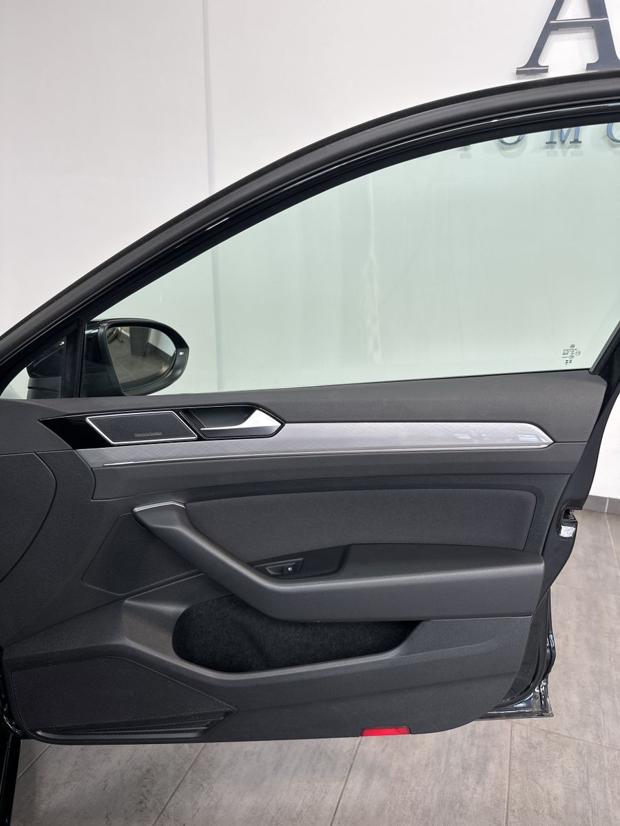 Fahrzeugabbildung Volkswagen Passat Variant R-Line NAV+MATRIX+AHK+PANO+HEADUP