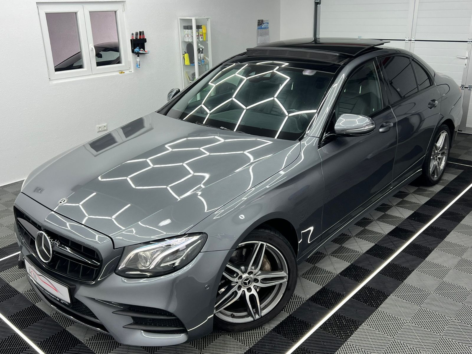 Fahrzeugabbildung Mercedes-Benz E350d AMG-LINE/PANO/BURMESTER/WIDESCREEN/AMBIENT