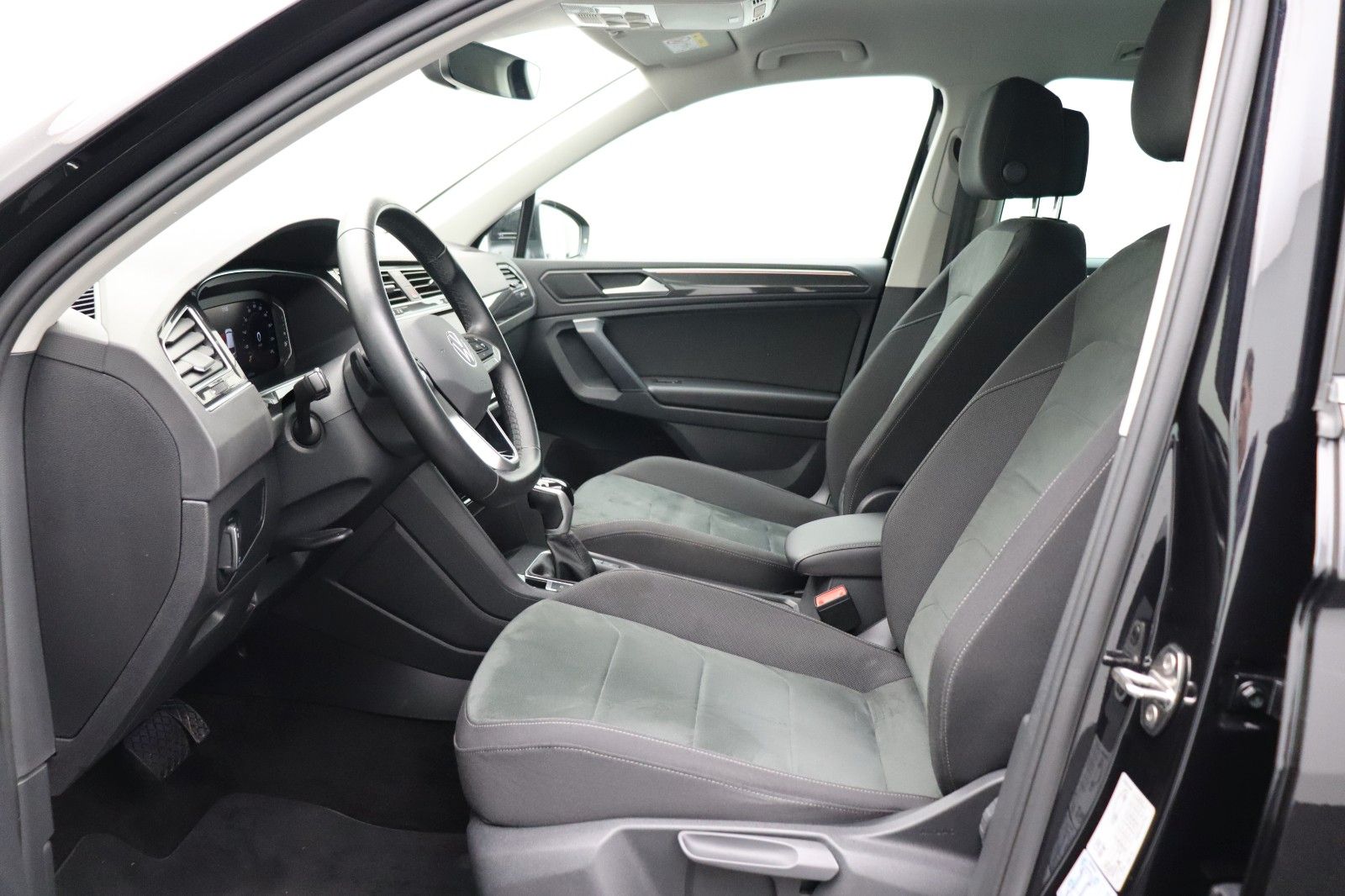 Fahrzeugabbildung Volkswagen Tiguan Elegance 2.0 ACC Matrix AHK