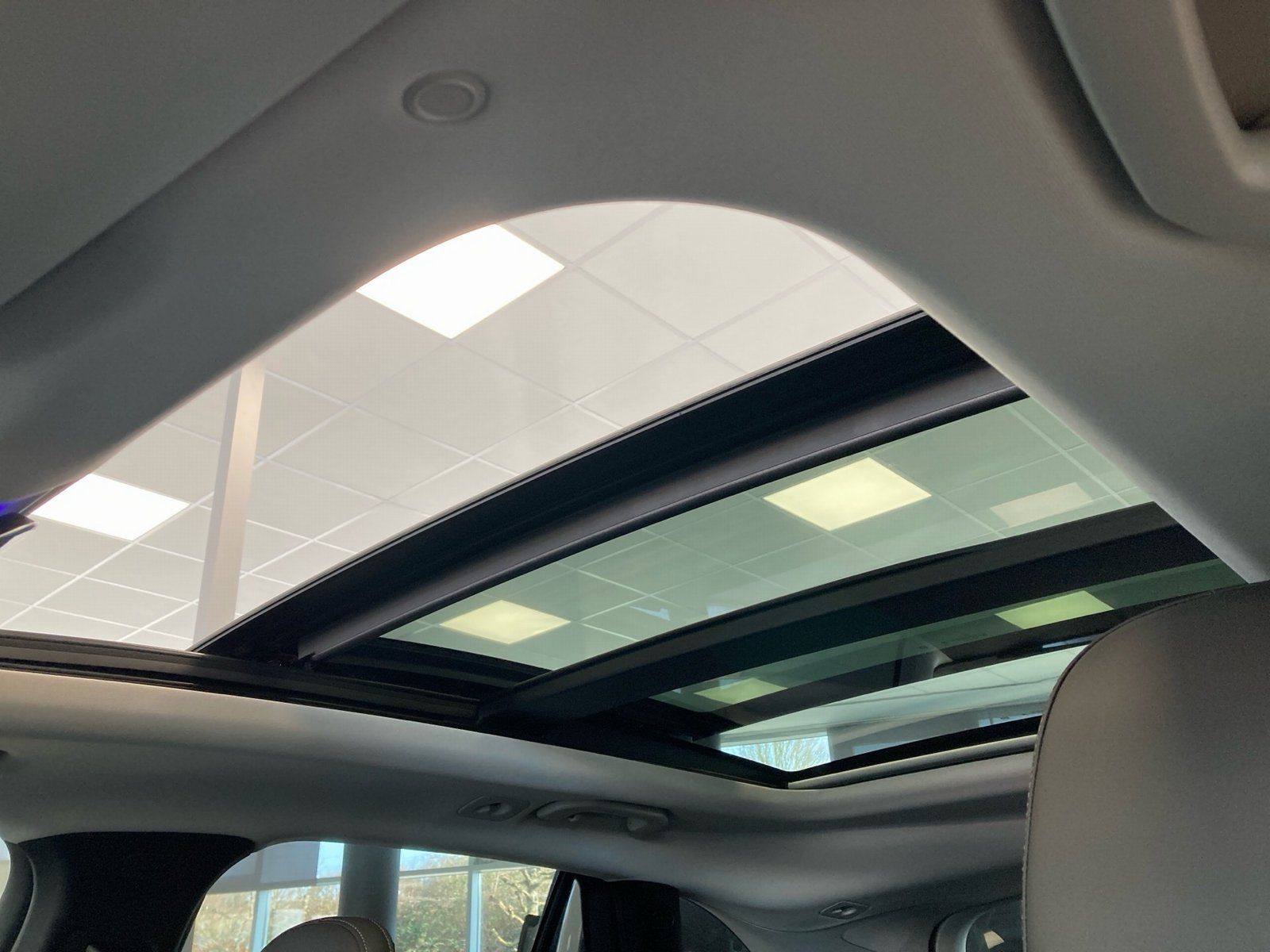 Fahrzeugabbildung Mercedes-Benz GLC 300 4M AMG Plus*Pano*HUD*AHK*Distro*360°*20"