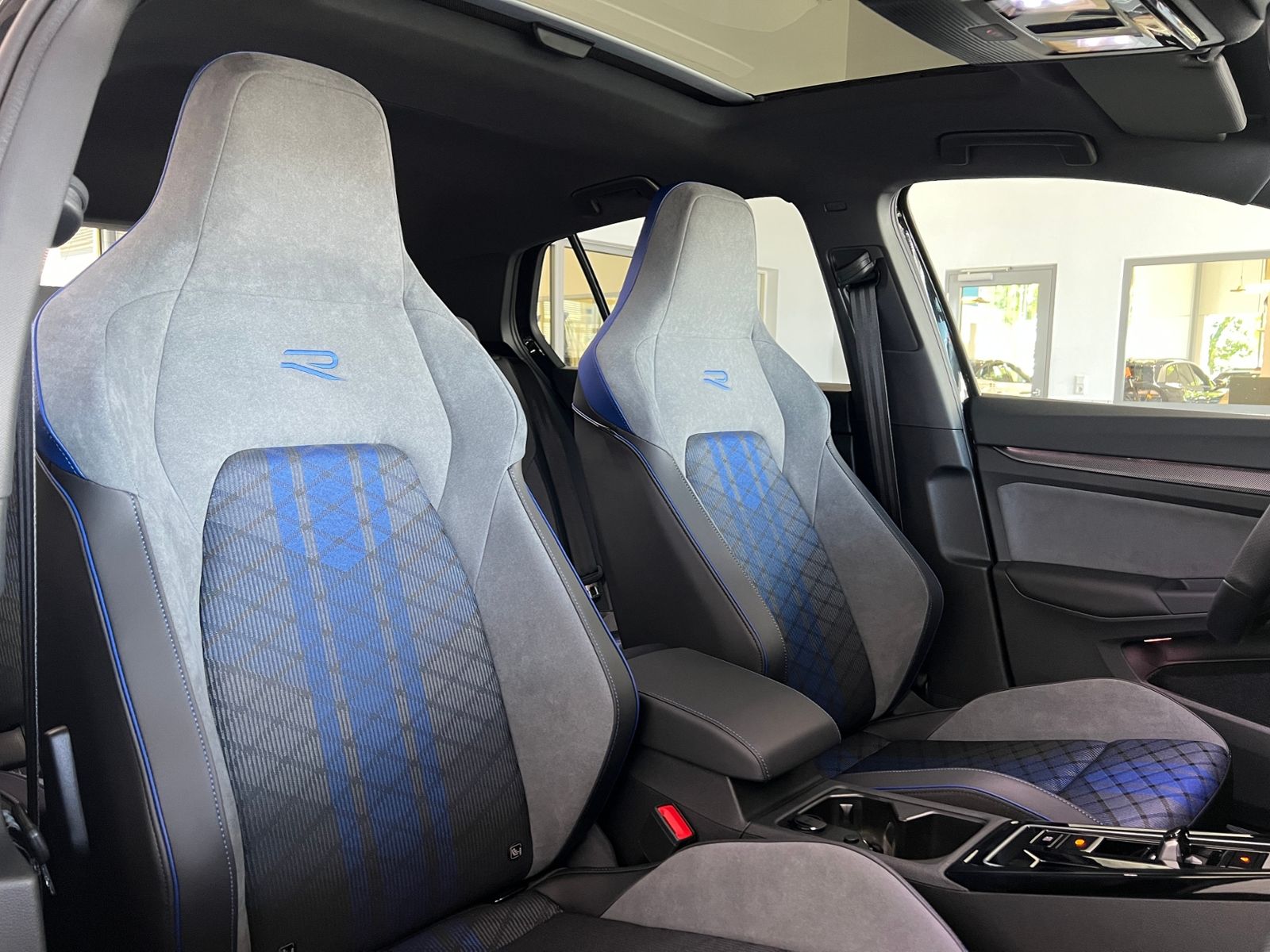 Fahrzeugabbildung Volkswagen Golf VIII R 2.0 TSI DSG 4MOTION *R-Performance P