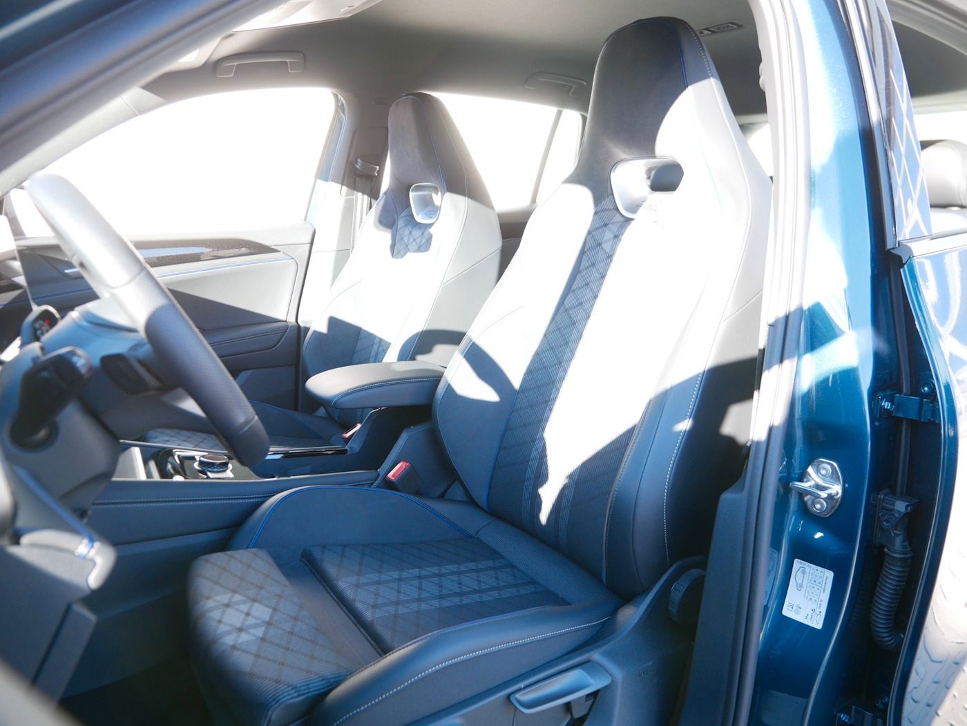 Fahrzeugabbildung Volkswagen Tiguan 2.0 R-Line NEU63T DSG AHK Kamera Matrix