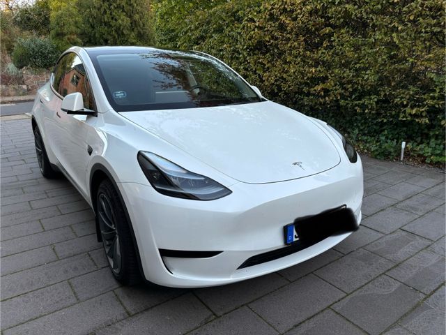 Tesla Model Y SR neuwertiger Zustand RWD