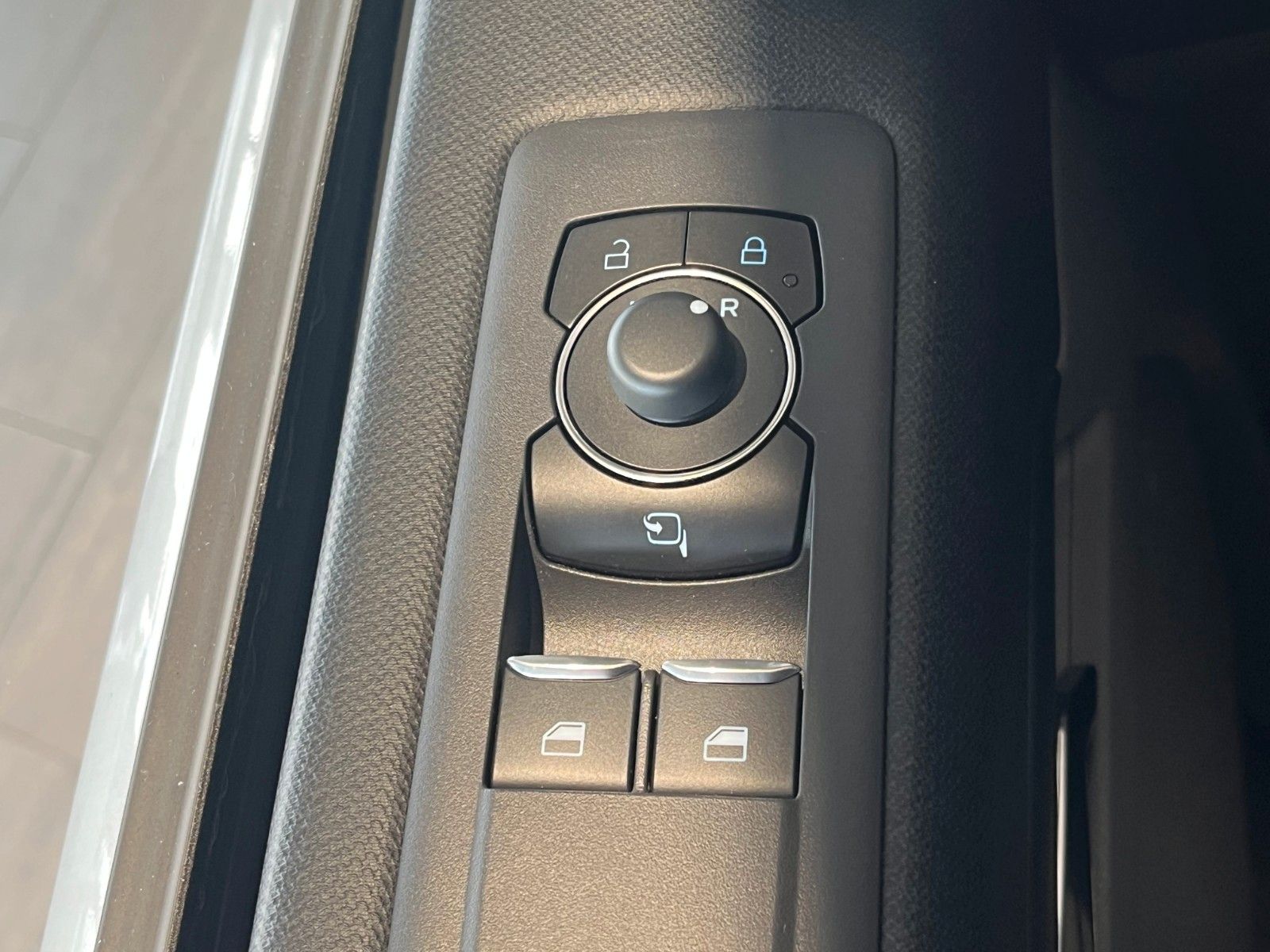 Fahrzeugabbildung Ford Tourneo Custom L1 Titanium AWD Automatik mit AHK
