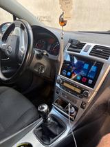 Toyota Avensis Combi 2.0 D-4D - - rote Toyota Avensis