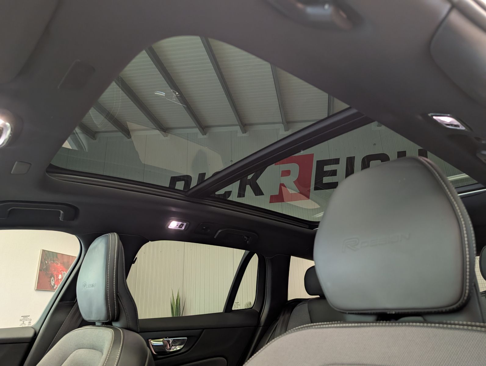 Fahrzeugabbildung Volvo V60 T8 R-Design AWD H/K Cam HUD StHz Pano AHK
