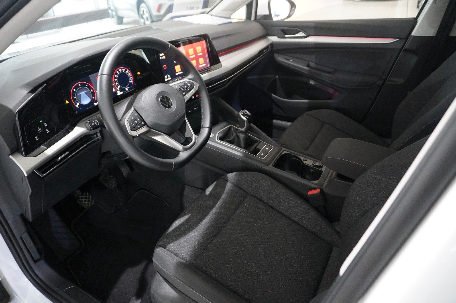 Fahrzeugabbildung Volkswagen Golf VIII Lim. 2.0 TDI LIFE NAVI/LED/VIRT./DAB+