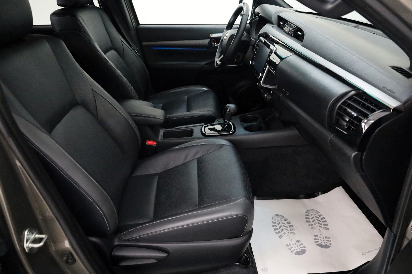 Fahrzeugabbildung Toyota Hilux 2.8 D-4D Invincible,Rollbügel, Rollo , AHK