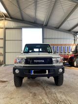 Toyota Land Cruiser GRJ71 L - Toyota Land Cruiser mit Benzin-Antrieb: Geländewagen