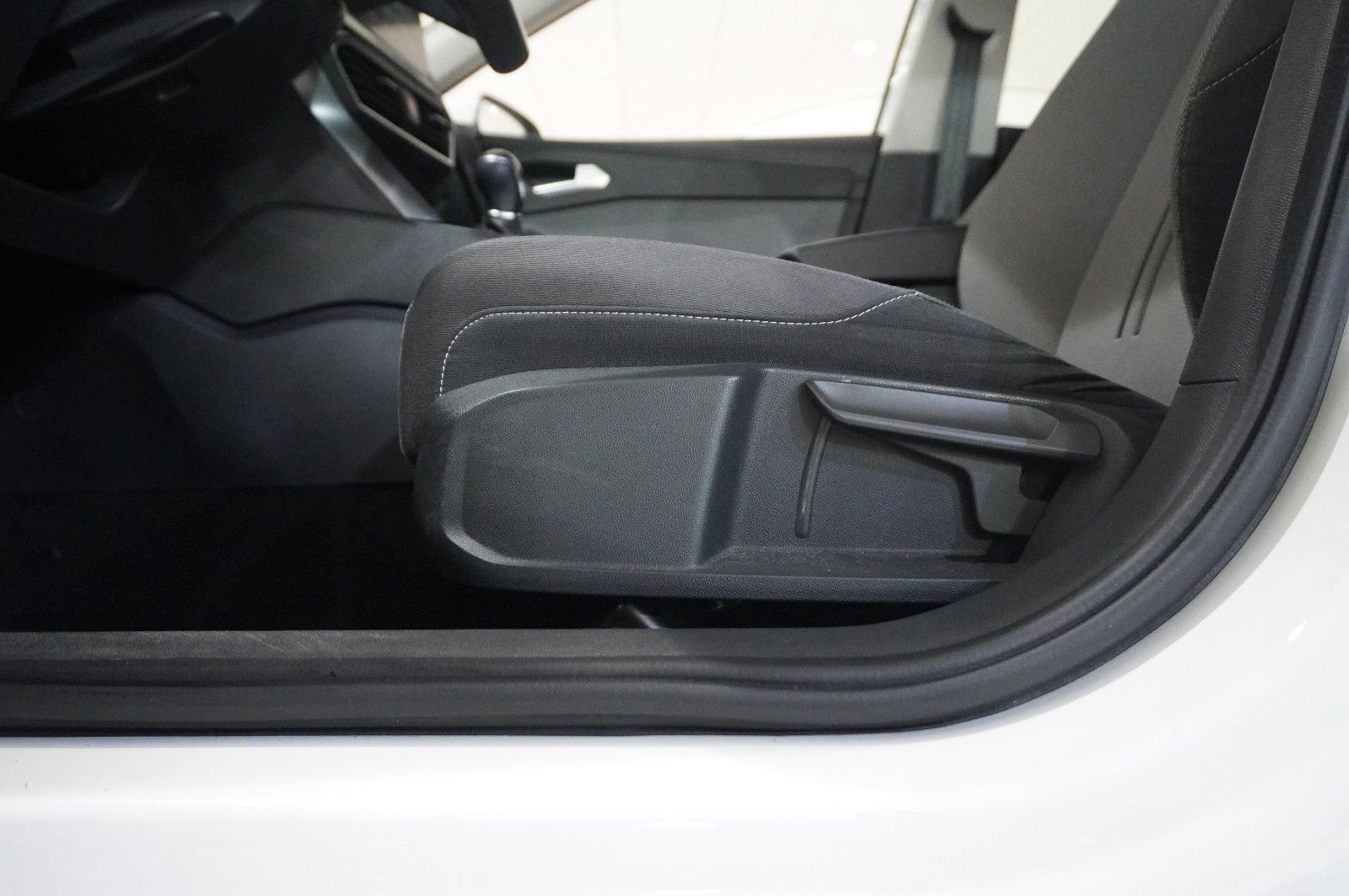 Fahrzeugabbildung SEAT Leon ST 2.0 TDI STYLE NAVI/LED/VIRT/SPORT/SH/DAB