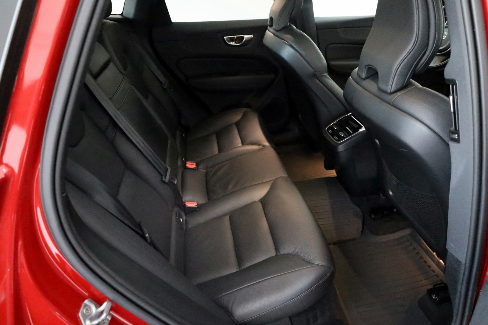 Fahrzeugabbildung Volvo XC60 Momentum Pro,Leder,Navi,Kamera,HUD,ACC,Pano