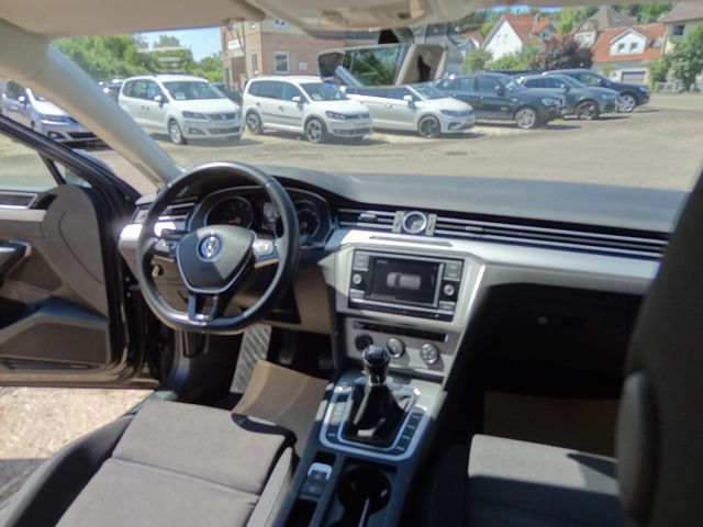 Fahrzeugabbildung Volkswagen Passat Variant Comfort/1.Hd/SitzH/AHK/59TKM/150P