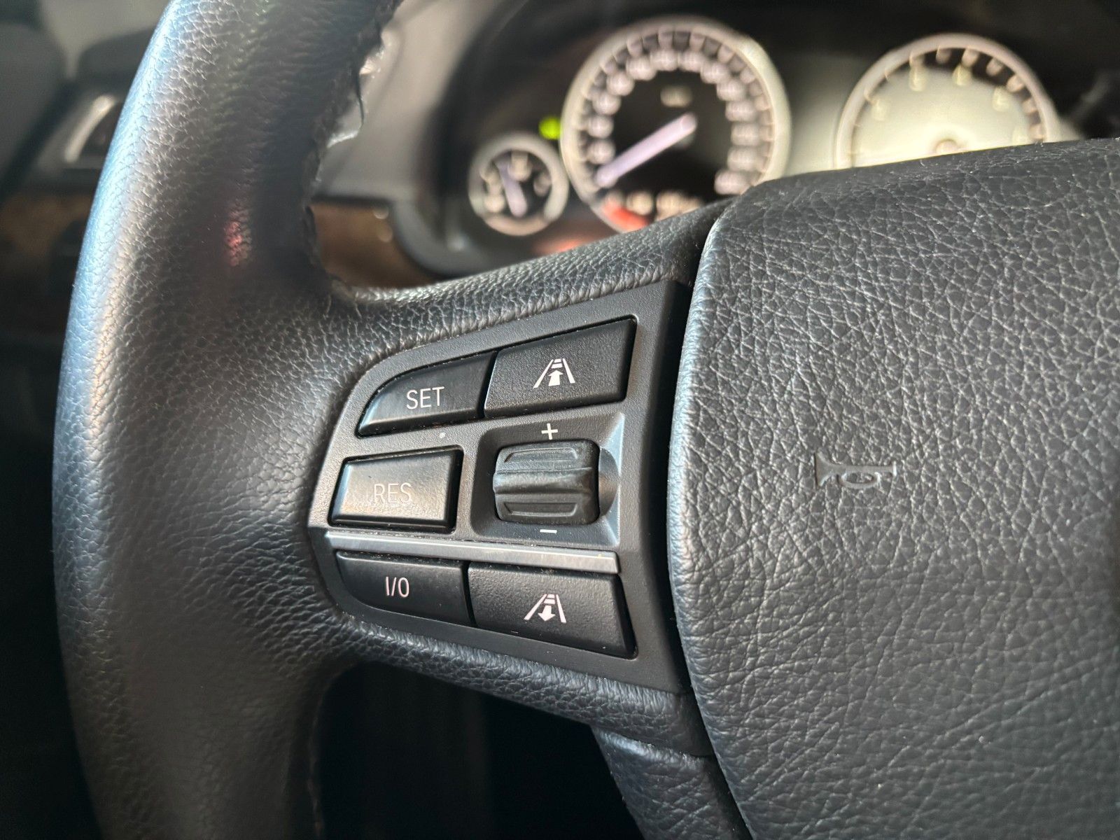 Fahrzeugabbildung BMW 760i L V12/MASSAGE/MEMORY/HUD/SCHIEBEDACH/KAMERA