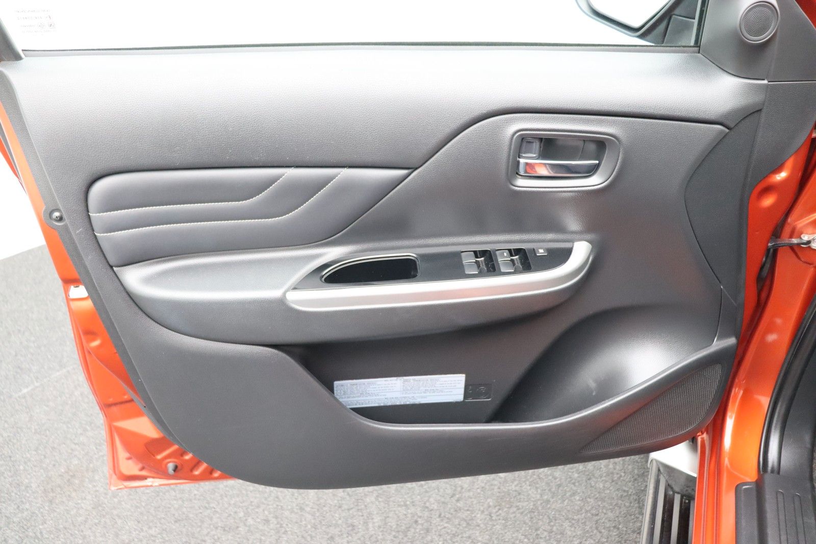 Fahrzeugabbildung Mitsubishi L200 TOP 2,2 DI-D AT DoKa 4WD