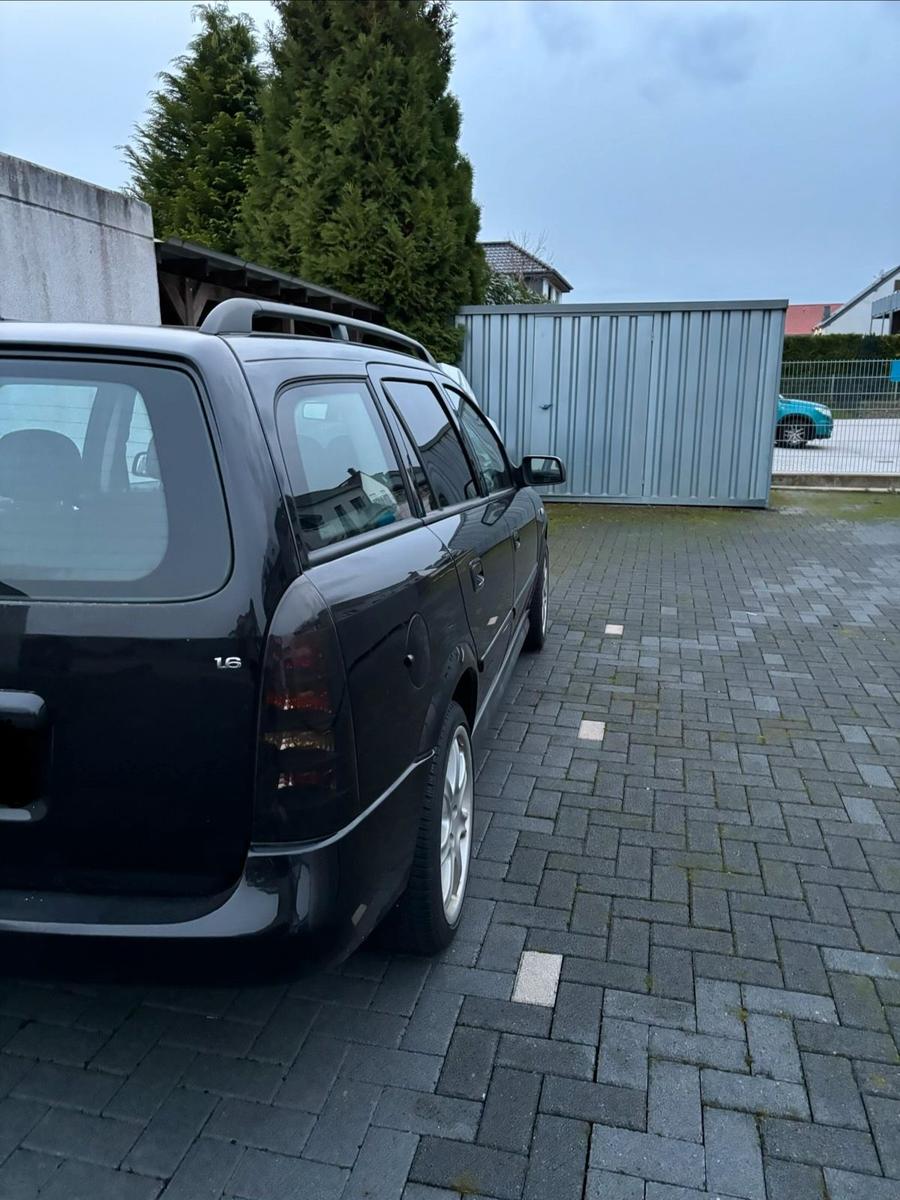 Opel Astra 2004 — rear view