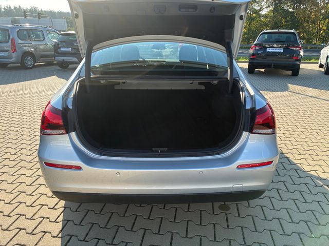 Fahrzeugabbildung Mercedes-Benz A 180 Limousine >NAV/LED/KAM/PDC/SHZ<