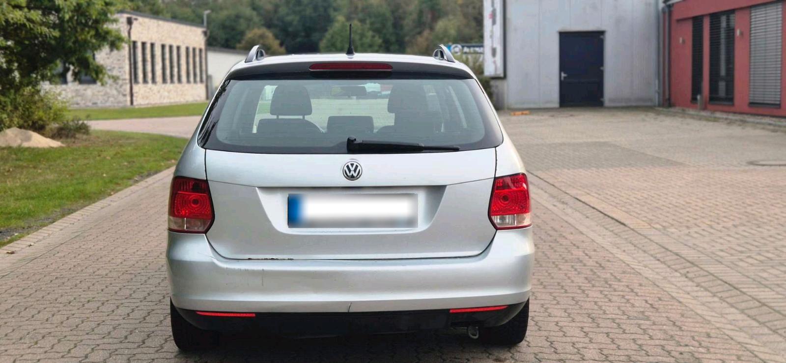 Volkswagen Golf 2009 — салон