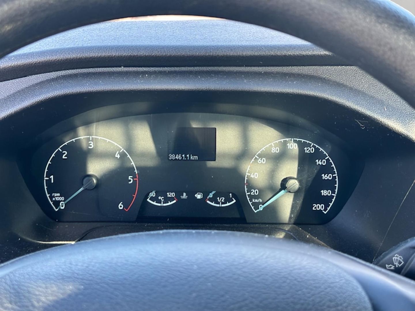 Fahrzeugabbildung Ford Transit Pritsche 350 L2 Einzelkabine Basis AHK A