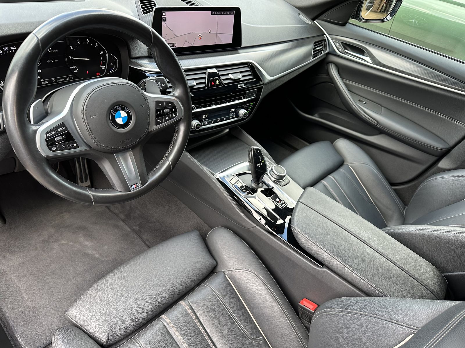 Fahrzeugabbildung BMW 540i Touring xDrive M-Sport NAV+LED+HEAD-UP+KAM